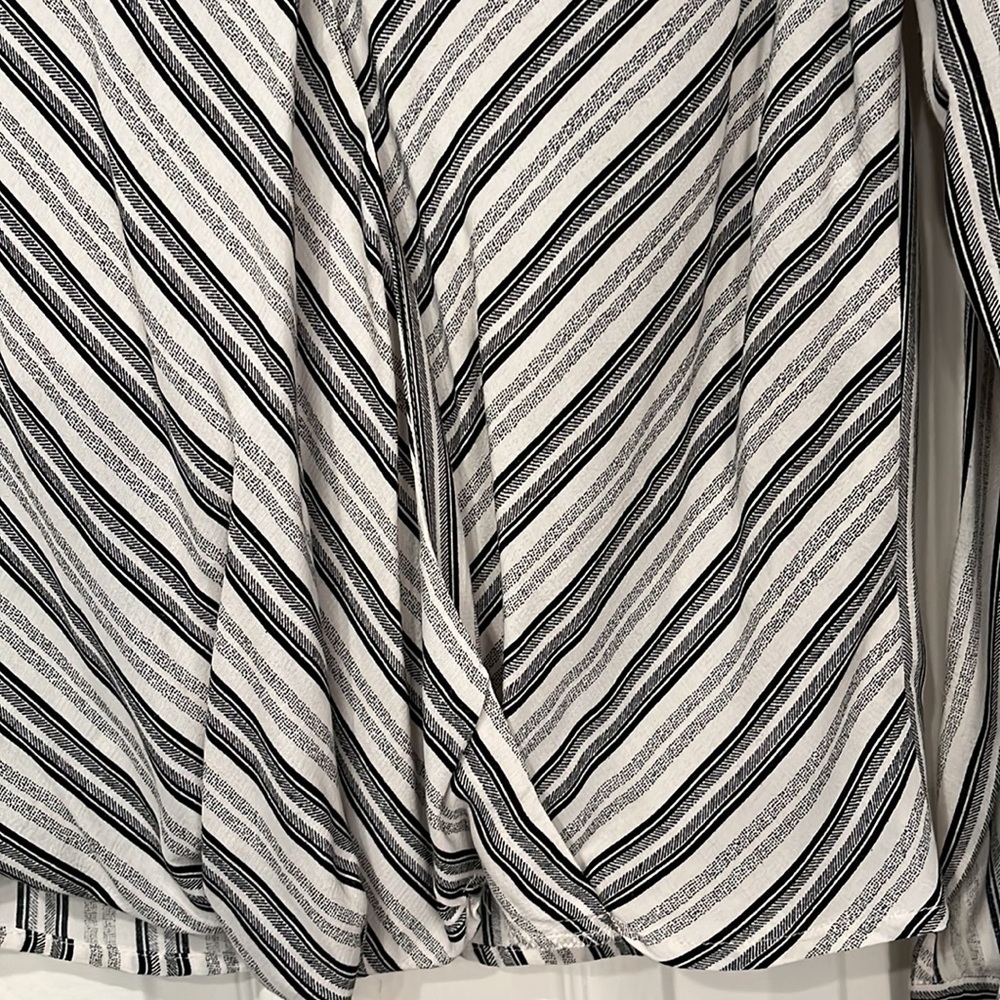 Top Shop black and white blouse. Long Sleeves. Size 4. Excellent condition - Picture 3 of 9